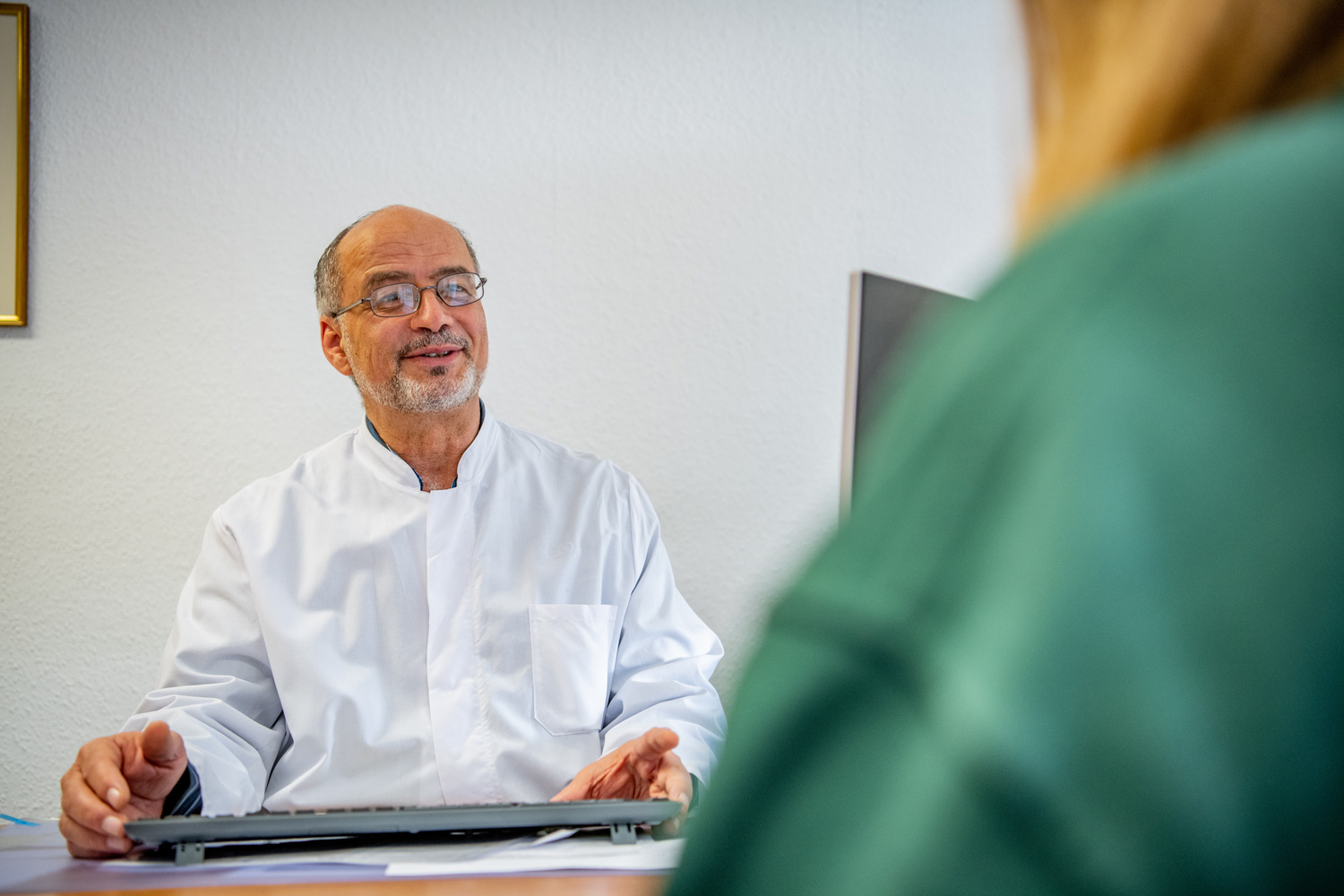 ein Arzt in einem Patientengespräch