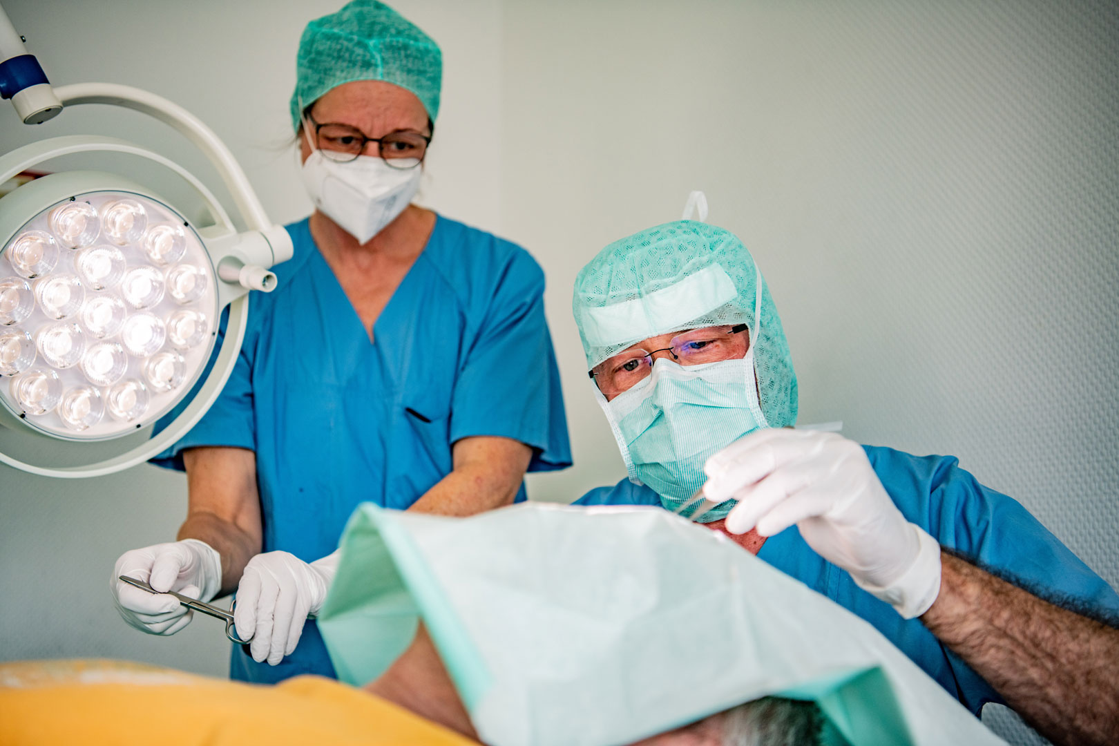 zwei Ärzte führen einen Eingriff durch